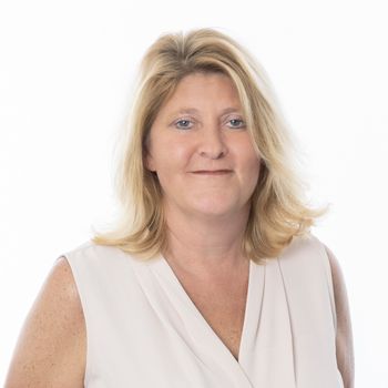 Portrait of Caryn Sendera, REALTOR®.
